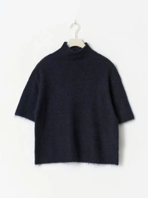 Stickad tröja - Jätte fin kortärmad tröja. Navyblå. Krage. Knappt använd den då jag inte tycker att den sitter fin på mig.🩷 Om ni vill ha mer bilder är det bara att skicka