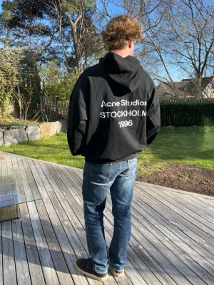 Acne studios hoodie - As fet acne studios hoodie, såhär sitter den på någon som är 187cm lång. 