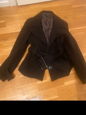 Brun figursydd kappa med skärp. - Säljer denna bruna figursydda kappa från Zara 💕