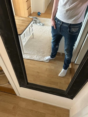 Replay anbass jeans - Säljer ett par riktigt snygga Replay Anbass jeans i färgen blå | riktigt fina jeans som  användts lite grann men ändå är dom i väldigt fint skick givetvis || Storlek 30W/32L och dem sitter som ett par Replay Anbass jeans ska göra👌 || Gör rätt val och köp dessa för endast 349! || vid frågor så finns jag under Kontakta! Tack