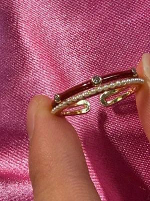 Vinrödring med pärlor - OBS!!!  Jag postar bara på helger!!!💛  Jättegullig och unik ring som passar till de mesta  Vattenresistant, så om det råkar komma vatten på den under en kort tid gör det inget men duscha och bada helst inte med den. Omkrets insida:~ 5,5cm