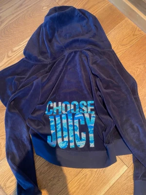 Juicy Couture blå velour hoodie - Gammal Mörkblå velour hoodie från Juicy Couture med dragkedja och huva. Storlek L men är liten i storlek så den sitter typ som S/M. Skriv privat för frågor ❤️❤️