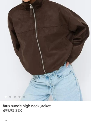 Brun mockaliknande bomberjacka - Säljer denna jättefina slutsålda jackan från Gina i strl M. Eftersom den både är slutsåld i butik och online så är priset högre! Den är endast testad, skriv privat vid frågor eller liknande!🩷