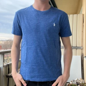 Ralph Lauren T-shirts  -    Helt nya Ralph Lauren T-shirts i olika färger och storlekar, perfekta till sommaren. Nypris 1000kr  Rabatt vid köp av fler! 2 för 450 (spara 50kr) 3 för 550 (spara 200kr) 4 för 600 (spara 400kr)  Modellen på bilden är 190 och väger 85 men de är tts så välj den storlek ni brukar ha. 