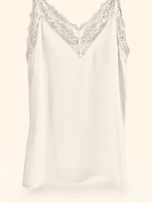 Satinlinne med spets - En elfenbensfärgad satinlinne från Rodebjer i Boohoo stil  med spetsdetaljer 