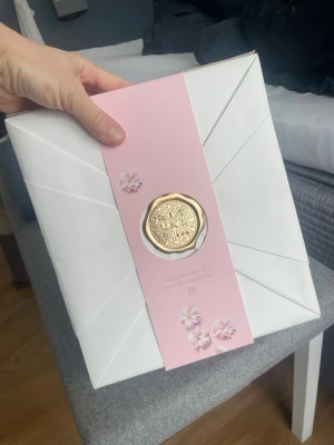 The Rituals of Sakura gift set - Mellanstort lyxigt gåvoset The Rituals of Sakura. Innehåller duschskum, doftljus, kroppskräm och kroppsskrubb. Setet har ett värde av 540 kr. - Kroppskräm 100 ml - Doftljus 140 g - Kroppsskrubb 125 g - Skummande duschskum 200 ml