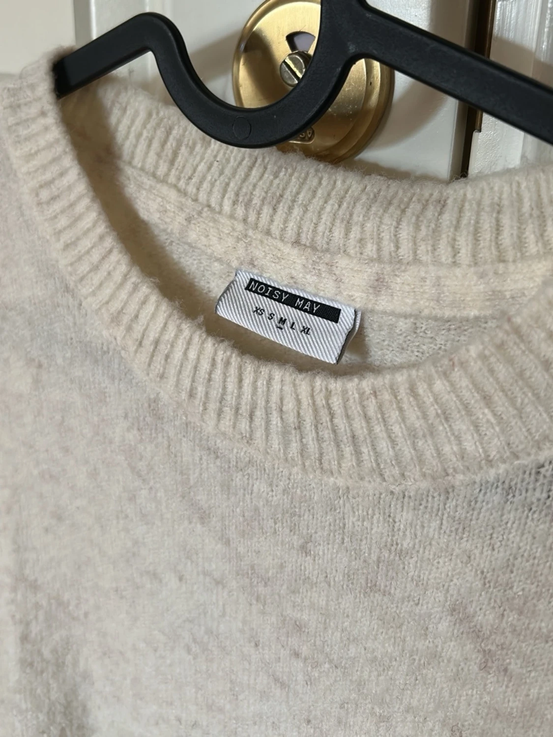 Stickad topp med volangärm - 1