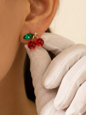Svensk märke🇸🇪🍒 Körsbärsörhängen – Ny i box – Perfekt present 🎁 - 🇸🇪Svensk märke, helt nya örhängen från Cosmos Sweden – aldrig använda, kommer i original presentbox.  Elegant körsbärsdesign med röda pärlor och glittrande gröna detaljer. Perfekta för att lyfta en outfit eller som en fin gåva.🎁  ✨ Nypris: 799 kr 💎 Skick: Helt ny (oöppnad) 🚛💨 Snabb leverans  ‼️Först till kvarn
