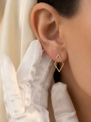Guldiga geometriska örhängen Helt NY - 🇸🇪Svensk märke fr cosmos Sweden. Snygga örhängen i guldton med minimalistisk design. Örhängena har en öppen diamantformad hängande del och en liten v-formad detalj vid örsnibben. Perfekta för dig som gillar stilrena och moderna accessoarer. Helt nya örhängen från Cosmos Sweden – aldrig använda, kommer i elegant presentbox.  Stilren och modern design med geometriska former (chevron + diamond drop). Perfekta både till vardags och fest.  ✨ Nypris: 599 kr(NU 199kr) 💎 Skick: Helt ny 🚛💨 Snabb leverans 
