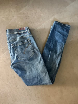 Dondup George 30 - Dondup George jeans i storlek 30. Färg: blå