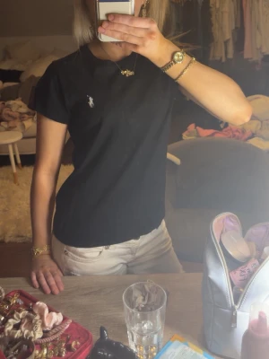 T-shirt från Ralph Lauren  - Säljer min svarta RL T-shirt som är använd kanske 1-2 gånger. Den är nästan som ny och jätte bra skick🥰