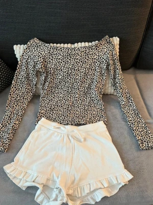Leopard tröja & vita mjukis shorts - Tröjan är köpt på gina tricot i storlek S. Shortsen är köpta på new yorker i storlek XS. Inte använts. 🩷
