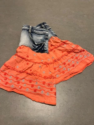 Jeanskjol - Unik jeanskjol🧡vet ej storlek men skulle säg xs!