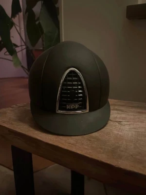 Kep Cromo Ridhjälm - Ridhjälm kep cromo i väldigt fint skick. Hjälmen har aldrig skadats och har inte heller några repor.  Liner strl: 55