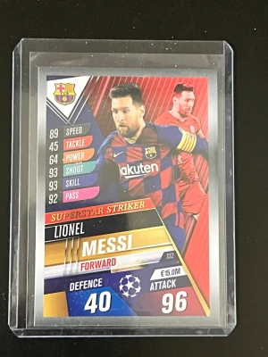 Match Attax fotbollskort Lionel Messi - Säljer ett Match Attax samlarkort från Topps med Leonel Messi i FC Barcelona-tema. Kortet visar en forward och har färgstark design med statistik och klubbmärke. Perfekt för dig som gillar fotboll och samlarkort.