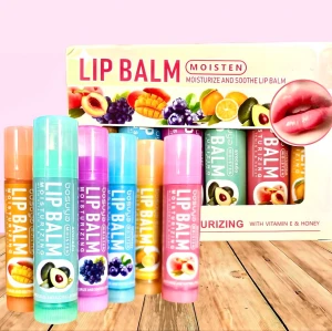 Fint set med Lip Balms! - Fint set med Lip Balms i smakerna Mango, Avocado, Blueberry, Lemon & Peach. 6 x 4,5 g. Obruten förpackning.