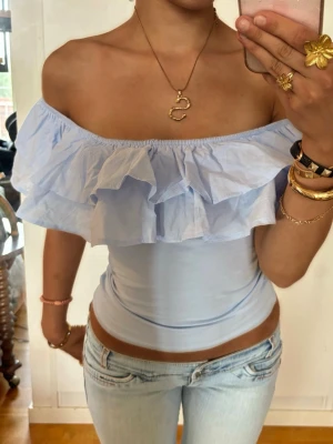 Offshoulder ljusblå volangtopp - Såå fin Offshoulder ljusblå volangtopp! Jag är 168 och det är mina bilder, köp via köp nu direkt eller Swish, kvar tills markerad som såld 💖 