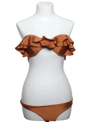Brun bikini med volangdetalj - Jätte Snygg brun bikini med bandeau-topp och volangdetaljer över bysten. Underdelen har låg midja och enkel design. Perfekt för strandhäng eller poolparty! Den är aldrig använd och endast testad med underkläder på. Skriv privat för mer bilder/mått! 💓