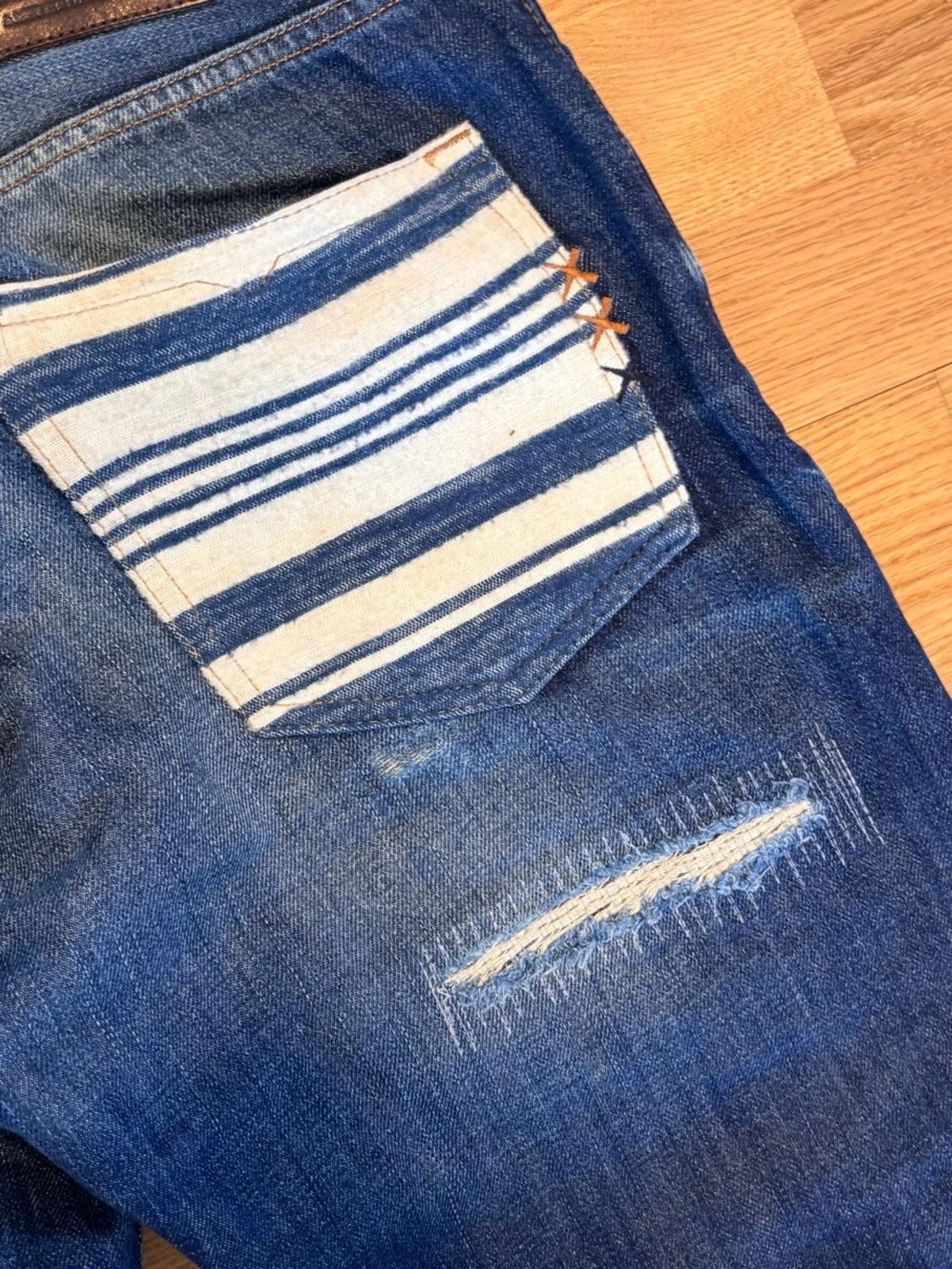 Blåa jeans distressed med randig bakficka - 2