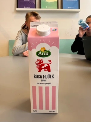 Arla Rosa Mjölk med jordgubbssmak - Säljer en 1-liters förpackning Arla Rosa Mjölk med smak av jordgubb. Kartongen är vit och rosa med ett rött ko-motiv och har skruvkork. På sidan finns recept på rosa mannagrynsgröt. Perfekt för dig som vill testa något annorlunda och fruktigt. (Oöppnad också) skicka bud gärna
