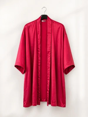 Röd kimono morgonrock i satin - Snygg röd morgonrock i glansigt satinmaterial med kimonoärm och knytskärp i midjan. Lätt och luftig modell som ger en lyxig känsla, perfekt för att chilla hemma. Enkel design utan mönster eller fickor.