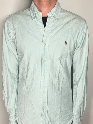 Ralph lauren skjorta - Säljer en riktigt snygg och trendig Ralph Lauren skjorta i fint skick, storlek S, vid frågor är det bara att skriva //Gramenti