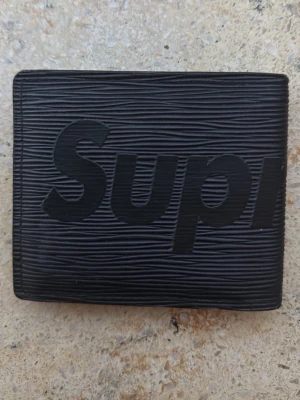 Stilig svart plpnbon - Säljer en stilig och svart unisex plånbok då jag inte använder den och behöver lite extra pengar 