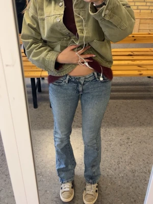 Ljusblå bootcut jeans med låg midja - Säljer ett par ljusblå bootcut jeans med låg midja och klassisk femficksdesign. Jeansen har en lätt tvättad look och smal passform upptill som går ut något vid bensluten. Perfekta för en avslappnad och trendig stil.