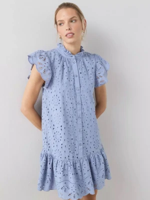 Ljusblå volangklänning med broderi - Supersöt ljusblå kortklänning med volangärmar och broderade hålmönster. Klänningen har knappar framtill, liten ståkrage och volang nertill. Perfekt för sommarens alla tillfällen! Aldrig andvänd helt ny 