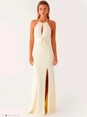 Peppermayo Just In Time Maxi Dress - Yellow - Slutsåld Peppermayo klänning i vårens/sommarens färg, endast provad aldrig använd. Halterneck och knyt i nacken. Slits framtill, twistad detalj i midjan och öppen rygg. Stl S/36/8