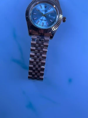 Klocka  - Hej jag säljer en fint klocka med fint färg klockan är helt nytt för mer bilder eller information jag är här! Priset kan diskuteras vid en snabb affär!