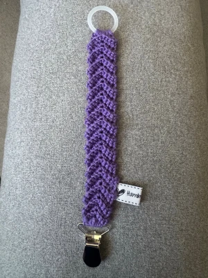 Virkad napphållare  - Virkad, lila napphållare, virkad av mig i 100% bomullsgarn med metallclips och silikonring.  Mönsterskapare: animo.design 