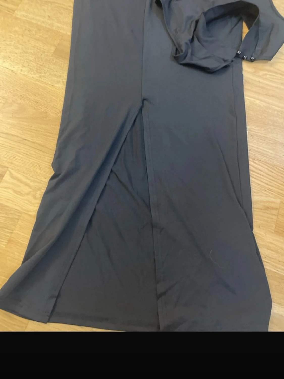 Svart långklänning med snörning - 4