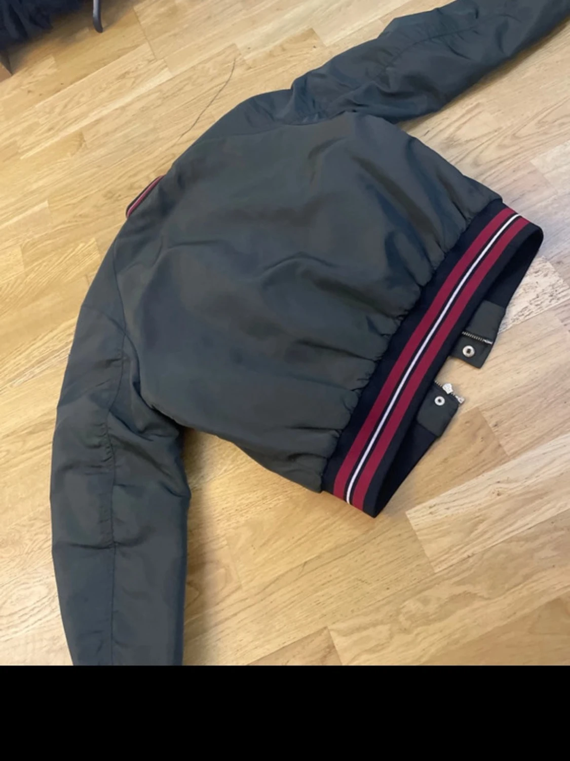 Svart bomberjacka med tigerpatch - 4