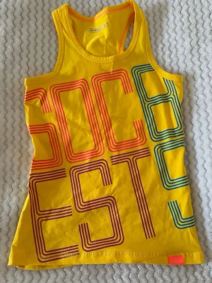 Gul linnetopp med färgglatt tryck. - Gult linne från märket SOC. Aldrig använts. 🌸