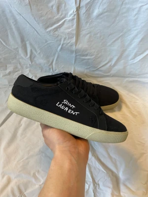 Saint Laurent  - Säljer dessa riktigt feta saint Laurent skor i storlek 42! Mycket bra skick och box och kort medföljer! Pris ej hugget i sten så hör av er!
