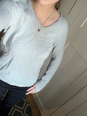 Ljusgrå stickad tröja  - Snygg ljusgrå stickad tröja från vila. Hör av dig vid frågor, priset går att diskutera!🩷🩷🩷