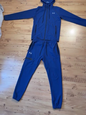Under armour tracksuit - En fin blå under armour tracksuit perfekt för sportigare dagar, bra skick!