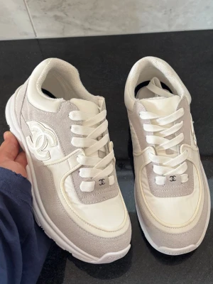 Skor - Ett par riktigt fina skor perfekt till sommaren. Box och dust bag ingår.