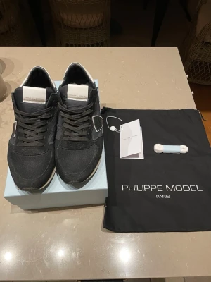 Philippe Model skor - Riktigt goa dojjor från Philippe Model som är i bra skick, de e köpta för ett år sedan ungefär och inte använda mycket sen dess. Storlek 42 passar 42/43. Box, tags, påse och ett par skosnören medföljer. Hör av er vid frågor eller funderingar!💯