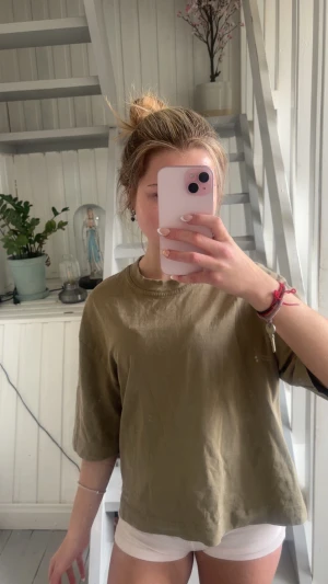 Olivgrön loose t-shirt i bomull - En enkel och stilren olivgrön t-shirt i oversized modell. T-shirten har rund halsringning och lite längre, lösa ärmar för en avslappnad look. Tillverkad i mjuk bomull som känns skön mot huden. Perfekt till jeans eller shorts för en chill outfit.
