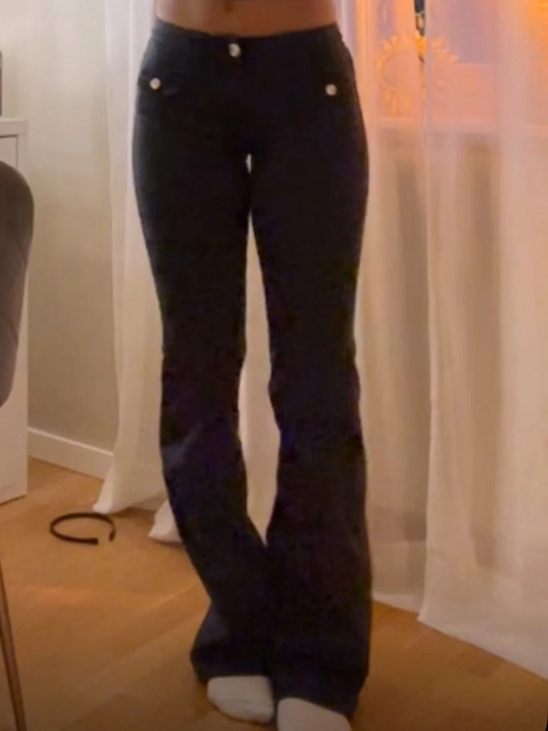 Svarta bootcut jeans med knappar