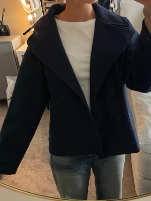 Mörkblå kappa - Säljer denna kappa från Design by si som är i bra skick men inte kommit till användning
