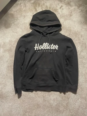 Hollister Hoodie   - Hej! Säljer nu denna väldigt snygga och eftertraktade Hollister Hoodie! Tröjan är slutsåld överallt och går inte att få tag på… Tröjan är perfekt nu till vintern. Storlek M Säljs för: 349 kr 