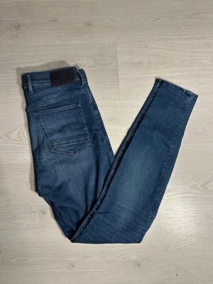 G-Star 29/32 - Ett par riktigt feta G-Star jeans i mycket bra skick. Jeansen är utan defekter och knappt använda. Skriv vid frågor eller om du vill se fler bilder! Kolla gärna in min profil också för fler jeans och kläder😄