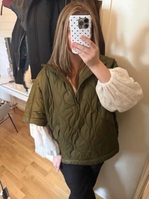 Vadderad poncho - Storlek XS från H&M!! 