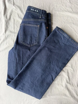 Mörkblå raka jeans från NA-KD - Snygga mörkblå jeans från NA-KD med raka ben. Aldrig använda. Strl. 36, pris går att diskutera! 