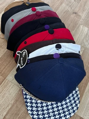 59fifty kepsar - Säljer kepsar från 59fifty, gamla modeller. Knappast använda och vissa har fortfarande sin lapp kvar. En styck kostar 200kr. 