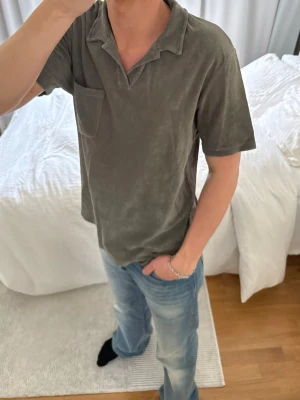 Grå kortärmad skjorta A Day's March - Säljer en grå kortärmad skjorta från A Day's March i mjuk bomull. Skjortan har en avslappnad krage, bröstficka och en loose passform. Perfekt för dig som gillar stilrena och bekväma plagg.