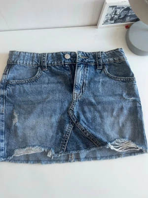 Jeanskjol från Gina tricot young  - Helt oanvända då passformen inte passade som jag hade tänkt. Perfekta till sommaren.☀️